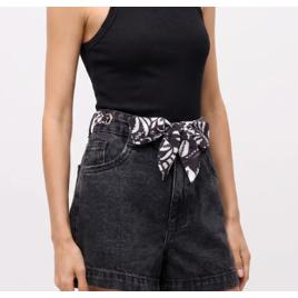 Short Mom em Jeans com Cinto Lenço Estampado Preto